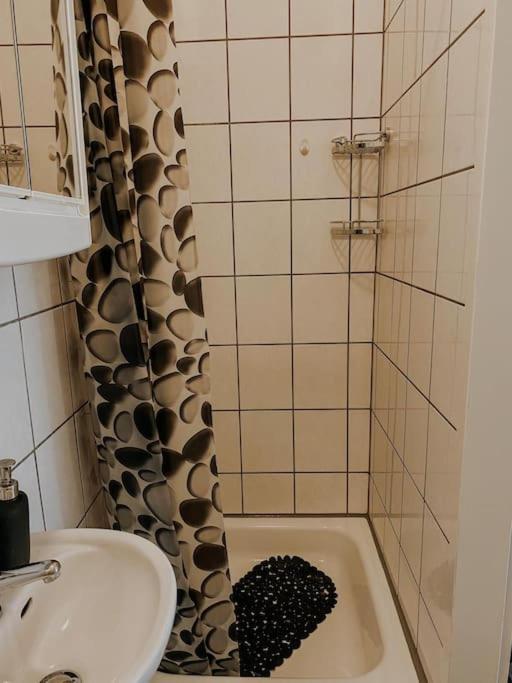 Unser Sonniges Apartment Mit Wlan, Netflix, Xbox Magdeburg Kültér fotó