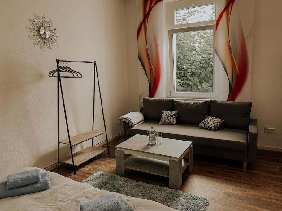Unser Sonniges Apartment Mit Wlan, Netflix, Xbox Magdeburg Kültér fotó
